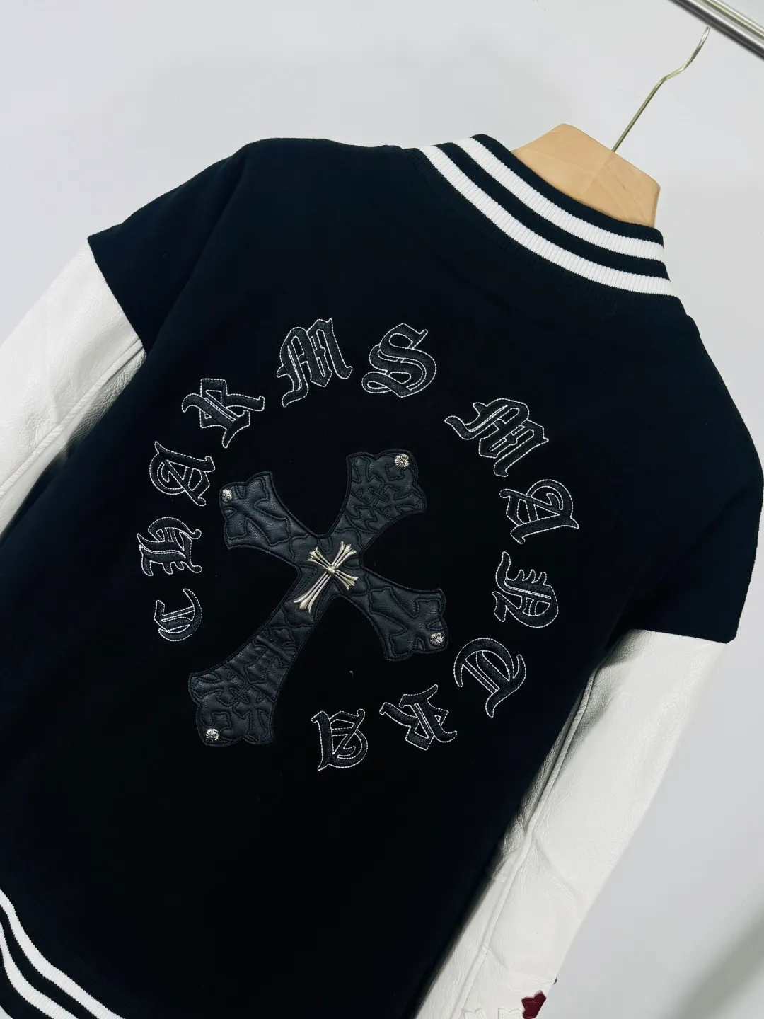 P520 top version 🐮 Real shot without P, ​​different from market products] Chrome Hearts 🍁Winter clothing is coming🍁 Sanskrit cross woolen leather sleeves spliced ​​baseball embroidered cotton jacket, heavy embroidery ➕ both sleeves and whole leather, counter synchronization, heavy industry! ! Customized version of thickened woolen fabric, silk lining, customized version of hardware, not the ordinary version on the market! ! Recommended color: wool with leather Code numbers: S, M, L, XL
